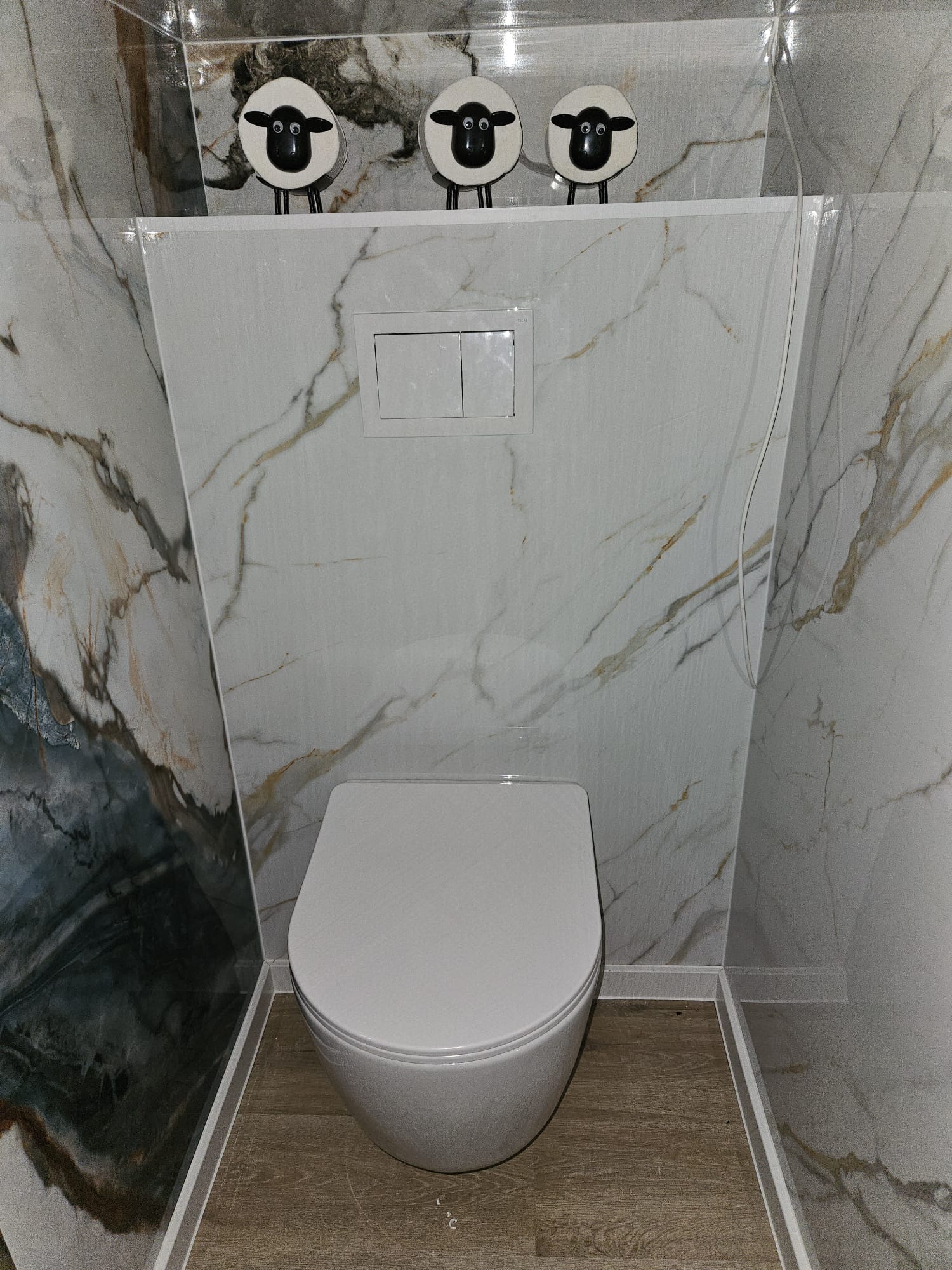 Vodoinstalacija Krapina — završena montaža viseće WC školjke s flush tipkalom i mramornim oblogama